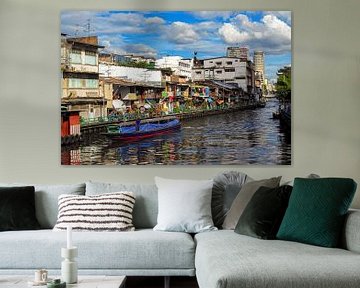 Canal d'eau Klong avec bateau et façades de maisons à Bangkok, Thaïlande sur Dieter Walther