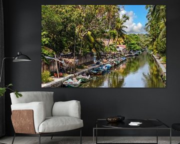 Kanaal met boten en palmbomen in Negombo Sri Lanka van Dieter Walther