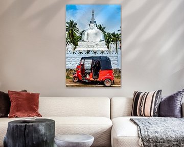 Tuktuk en Boeddhabeeld met Boeddhatempel in Galle Sri Lanka van Dieter Walther