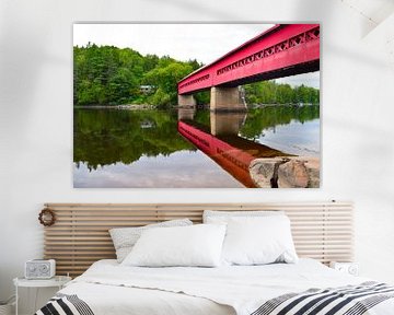 Rustieke rode brug over en spiegelbeeld in een rivier in Ontario, Canada van Studio LE-gals