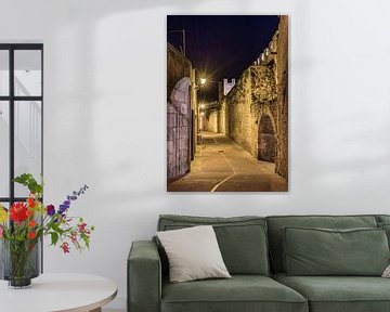 Ancien mur de fortification médiéval dans la vieille ville d'Alcudia, Majorque, Espagne, la nuit. sur Alex Winter