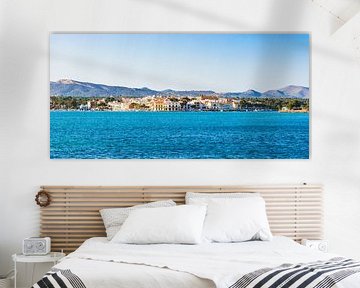 Idyllischer Blick auf die Küste in Portocolom, mediterranes Städtchen auf Mallorca von Alex Winter