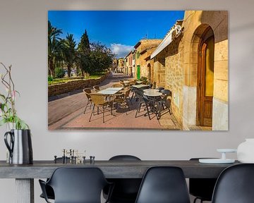 Vue d'un café-restaurant vide dans la vieille ville d'Alcudia, Majorque, Espagne. sur Alex Winter