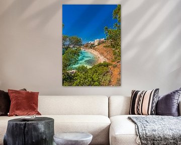 Idyllischer Blick auf den Sandstrand Platja de l'Oratori auf der Insel Mallorca von Alex Winter