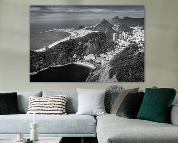 Gezicht vanaf de Suikerbroodberg op het Heuvellandschap van Rio de Janeiro Brazilië zwart-wit van Dieter Walther