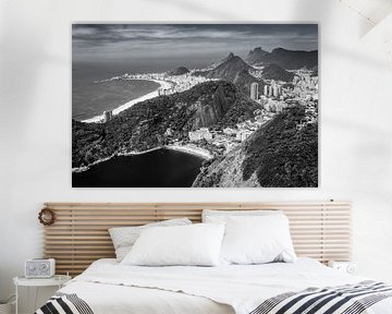 Gezicht vanaf de Suikerbroodberg op het Heuvellandschap van Rio de Janeiro Brazilië zwart-wit van Dieter Walther