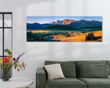 Photo panoramique d'un lever de soleil à l'Alpe di Siusi