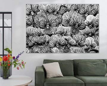 gestreepte viooltjes (foto in zwart wit) van Marjolijn van den Berg