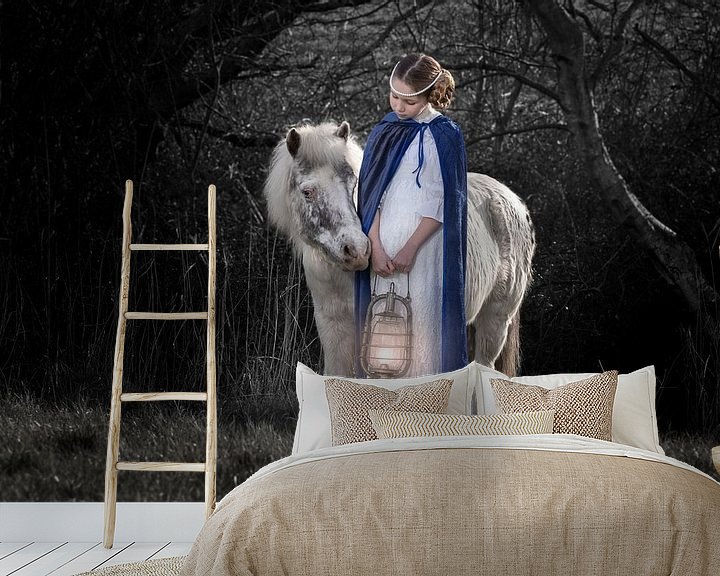 Sfeerimpressie behang: Meisje en haar pony  met lamp 1 van Laura Loeve
