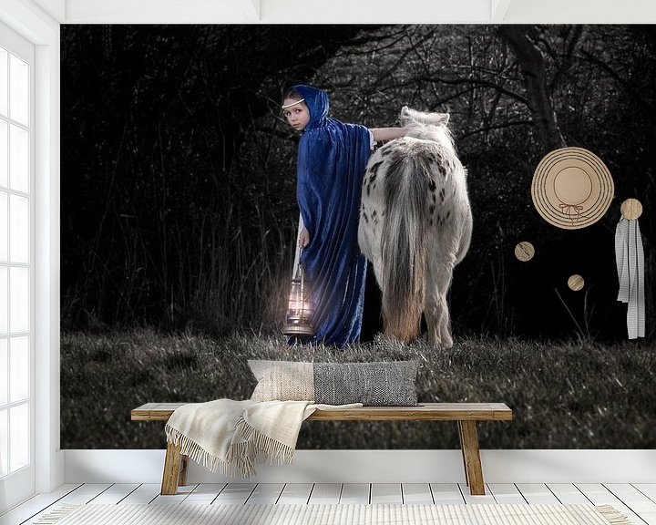 Sfeerimpressie behang: Meisje en haar pony met lamp 2 van Laura Loeve