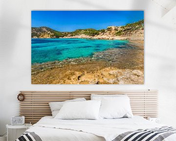 Idyllischer Meerblick auf die Küstenbucht in Camp de Mar, Insel Mallorca, Spanien Mittelmeer von Alex Winter