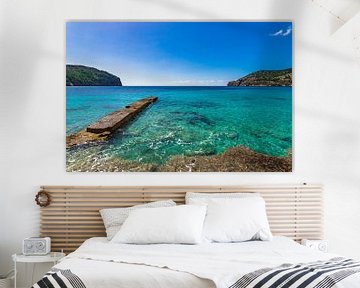Paysage idyllique de l'île, baie côtière de Camp de Mar à Majorque sur Alex Winter