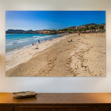 Plage de sable Platja de Tora, côte de la baie, île de Majorque, Espagne