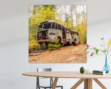 Vieux bus dans la forêt sur Connie de Graaf