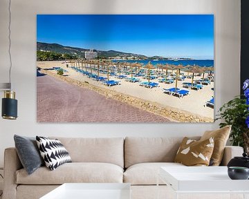 Zandstrand Platja de Palmanova op Mallorca, toeristische badplaats aan zee van Alex Winter