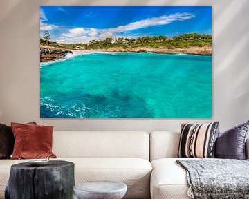 Baai strand met turquoise zeewater bij Cala Mandia, Mallorca Spanje van Alex Winter