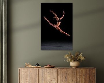 Ballet danseres hoge sprong van Jeroen Dubbeld