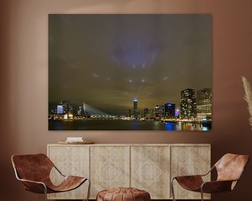 Skyline Rotterdam met lichtshow Zalmhaventoren van Ad Jekel