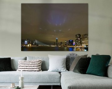Skyline Rotterdam met lichtshow Zalmhaventoren van Ad Jekel