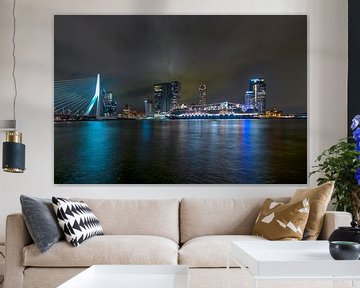 Skyline von Rotterdam mit der Erasmusbrücke und dem "Rotterdam VII von Fotografie Ronald