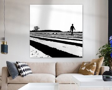 Lijnenspel van een landbouwer (in silhouet) op zijn velden van Lieven Tomme