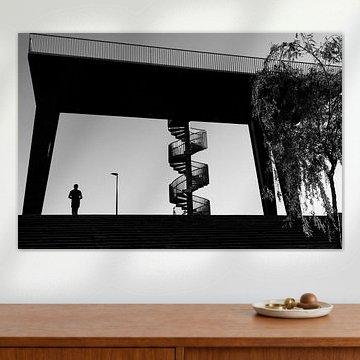 Straatfotografie : silhouet van loper nabij brug