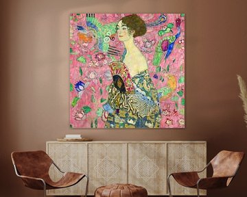 Dame met een waaier, Gustav Klimt (roze, digitaal aangepast)