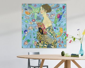 Dame met een waaier, Gustav Klimt (blauw, digitaal aangepast)