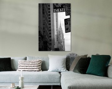 Zwart Wit beeld van een doorkijk naar het Empire State building in New York van Elyse Madlener