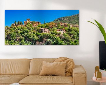Panoramisch uitzicht op het mooie dorpje Deia op Mallorca van Alex Winter