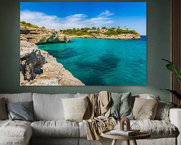 Strandbucht Cala Anguila an der schönen Felsenküste auf der Insel Mallorca, Spanien von Alex Winter
