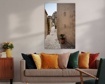 Straatje  met bloemenvensters | Matera, Italie |  Reisfotografie fine art print