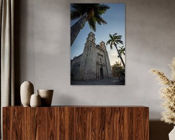 Kerk in mexico med palmbomen