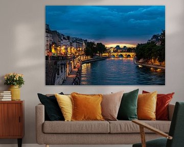 Avondsfeer met wolken aan de oevers van de Seine in Parijs Frankrijk van Dieter Walther
