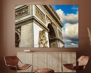 Detail Arc de Triomphe met wolken in Parijs Frankrijk van Dieter Walther