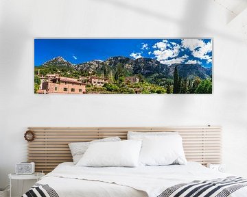 Idyllischer Panoramablick auf eine Berglandschaft auf der Insel Mallorca, Dorf Deia von Alex Winter