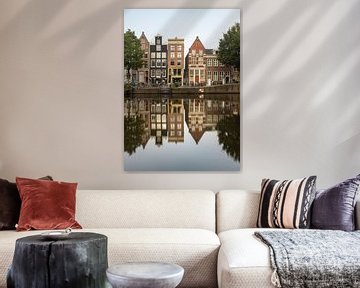 Kanaal en oude huizen in Amsterdam op Oudezijds Voorburgwal