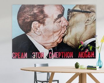 Brother's Kiss in de East Side Gallery in Berlijn van Jeroen Kleiberg