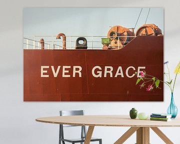 Het voorschip van de Ever Grace met haar zware ankerlieren in de haven. van scheepskijkerhavenfotografie