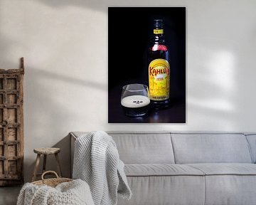 Kahlua koffiecocktail met koffiebonen als garnering tegen een zwarte achtergrond van Stefan van der Wijst