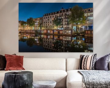 Péniche Mondrian dans un canal d'Amsterdam