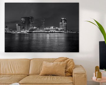 Skyline Rotterdam met cruiseschip 'Rotterdam VII' in zwart wit