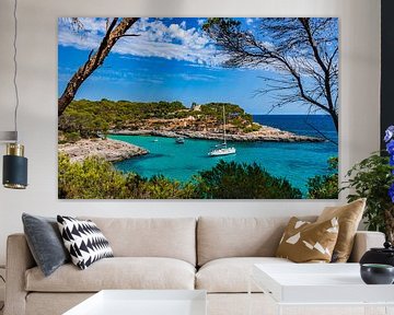 Idyllischer Blick auf eine romantische Bucht mit Booten auf Mallorca, Spanien von Alex Winter