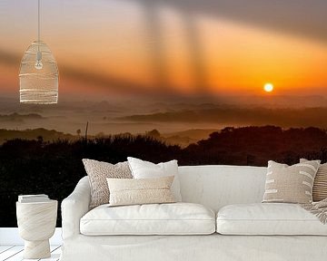 Zonsopkomst boven de mistige duinen bij Oostkapelle