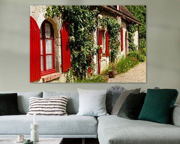 Gevel stenen huis met rode luiken en groen in Fougères sur Bièvre Loire Frankrijk van Dieter Walther