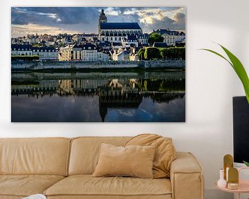 Bespiegeling van Blois aan de oevers van de Loire in Frankrijk van Dieter Walther