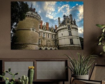 Voorgevel van het kasteel van Lude in Le Lude Frankrijk met wolkendek van Dieter Walther