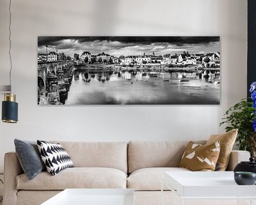 Panorama Huizen en Brug aan de oevers van de Loire in Saumur in Frankrijk in zwart-wit van Dieter Walther