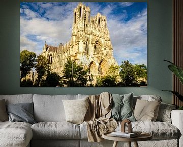 Façade et clocher avec nef de la cathédrale gothique de Reims France sur Dieter Walther