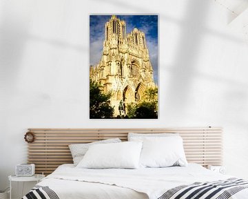 Gevel en klokkentoren met ruiterstandbeeld van de gotische kathedraal van Reims Frankrijk van Dieter Walther